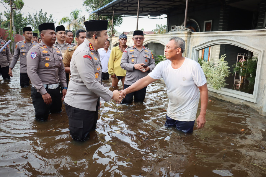 Tinjau Banjir Rumbai, Kapolresta Pekanbaru Pastikan Bantuan Tepat Sasaran