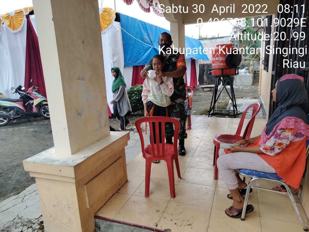 Babinsa Koramil 06/Cerenti Kodim 0302/Inhu Bagikan Masker Kepada Masyarakat Di Desa Pesikaian Kecamatan Cerenti Kabupaten Kuantan Singingi