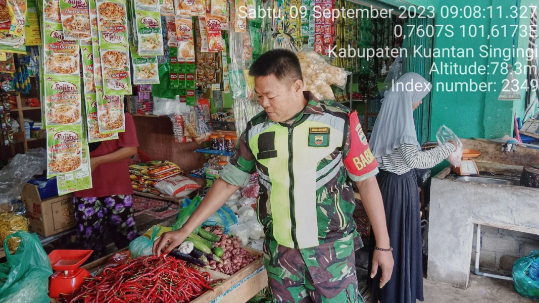 Babinsa Koramil 06/Cerenti Kodim 0302/Inhu Sertu Heriyus Saputera Pantau Perkembangan Harga Kebutuhan Pokok Diwilayah Desa  Koto Inuman  Kecamatan Inuman