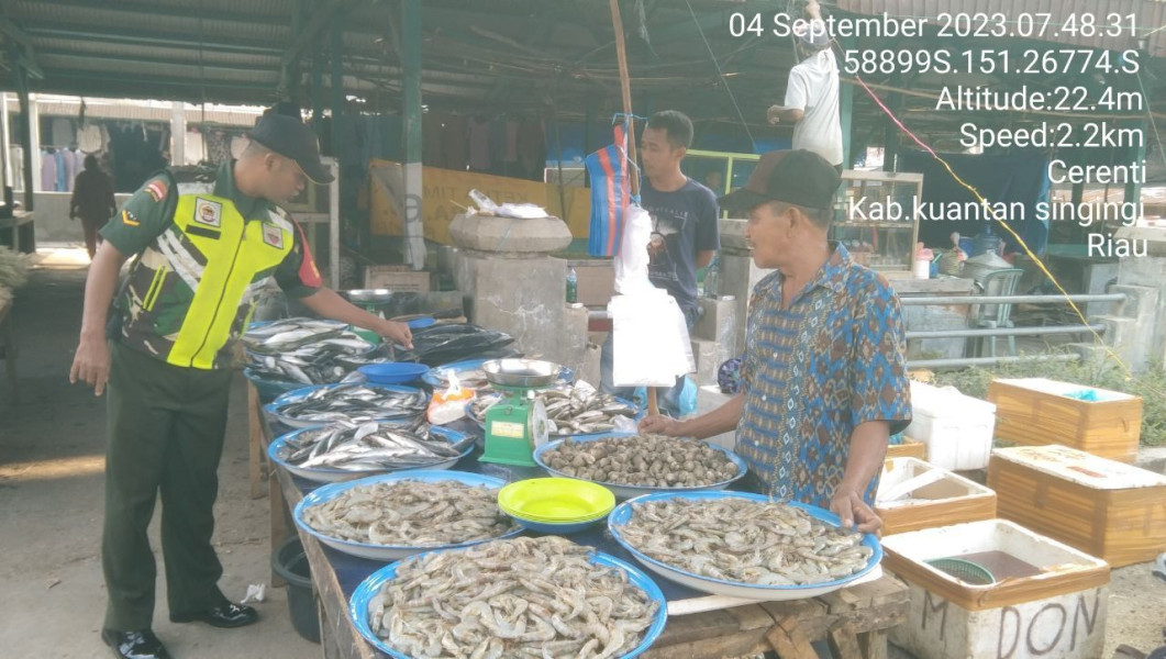 Di Kelurahan Pasar Cerenti Kecamatan Cerenti Babinsa Koramil 06/Cerenti Kodim 0302/Inhu Selalu Pantau Perkembangan Harga Kebutuhan Pokok Di Wilayah Kecamatan Cerenti