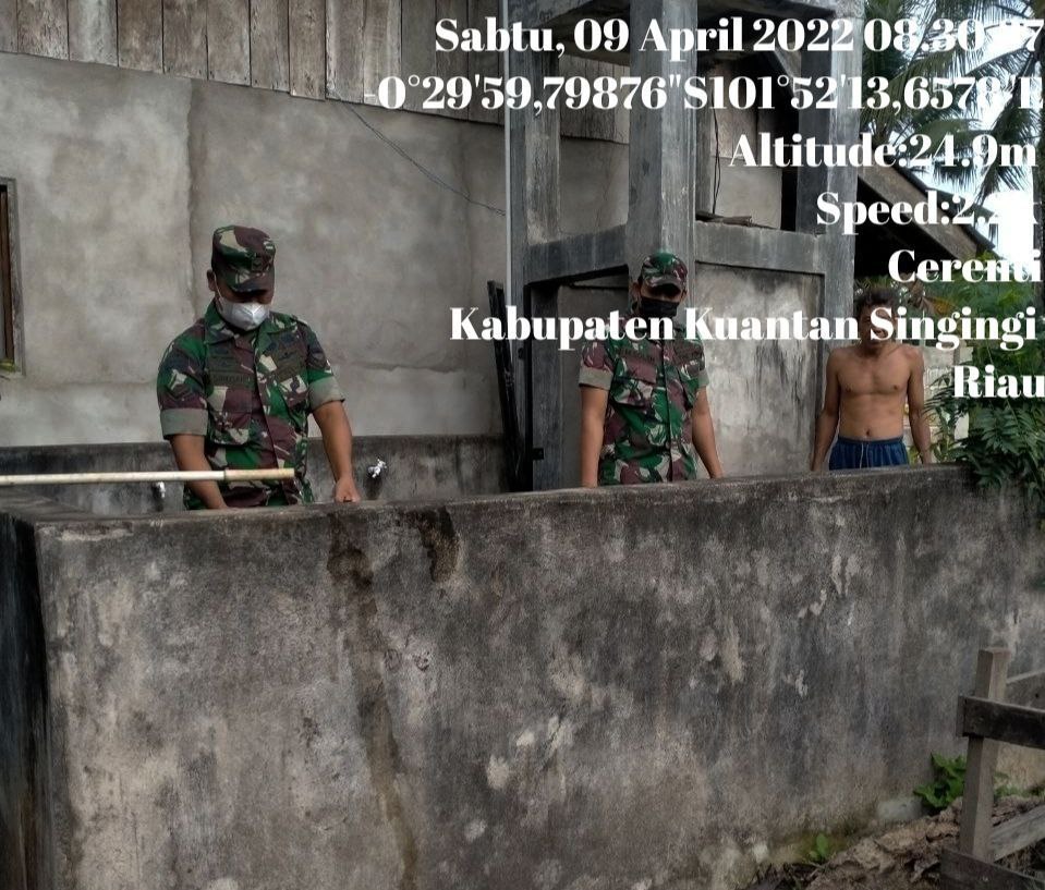 Babinsa Koramil 06/Cerenti Kodim 0302/Inhu Bantu Warga Angkat Air Bersih Untuk Warga di Kampung Baru Timur