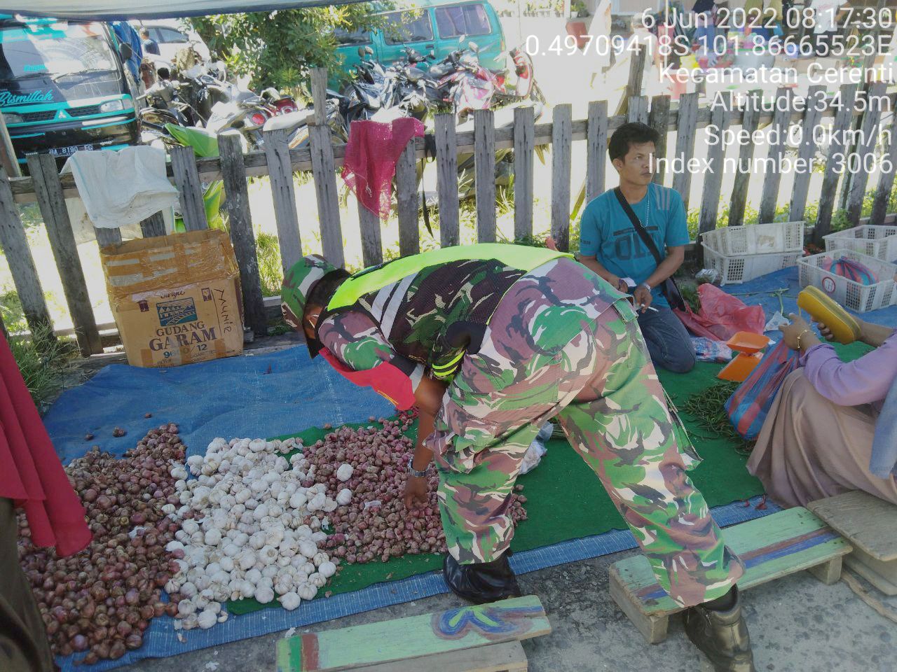 Kopda Junedi Babinsa Koramil 06/Cerenti Kodim 0302/Inhu Cek Harga Sembako Di Pasar Tradisional Kecamatan Cerenti Kabupaten Kuantan Singingi
