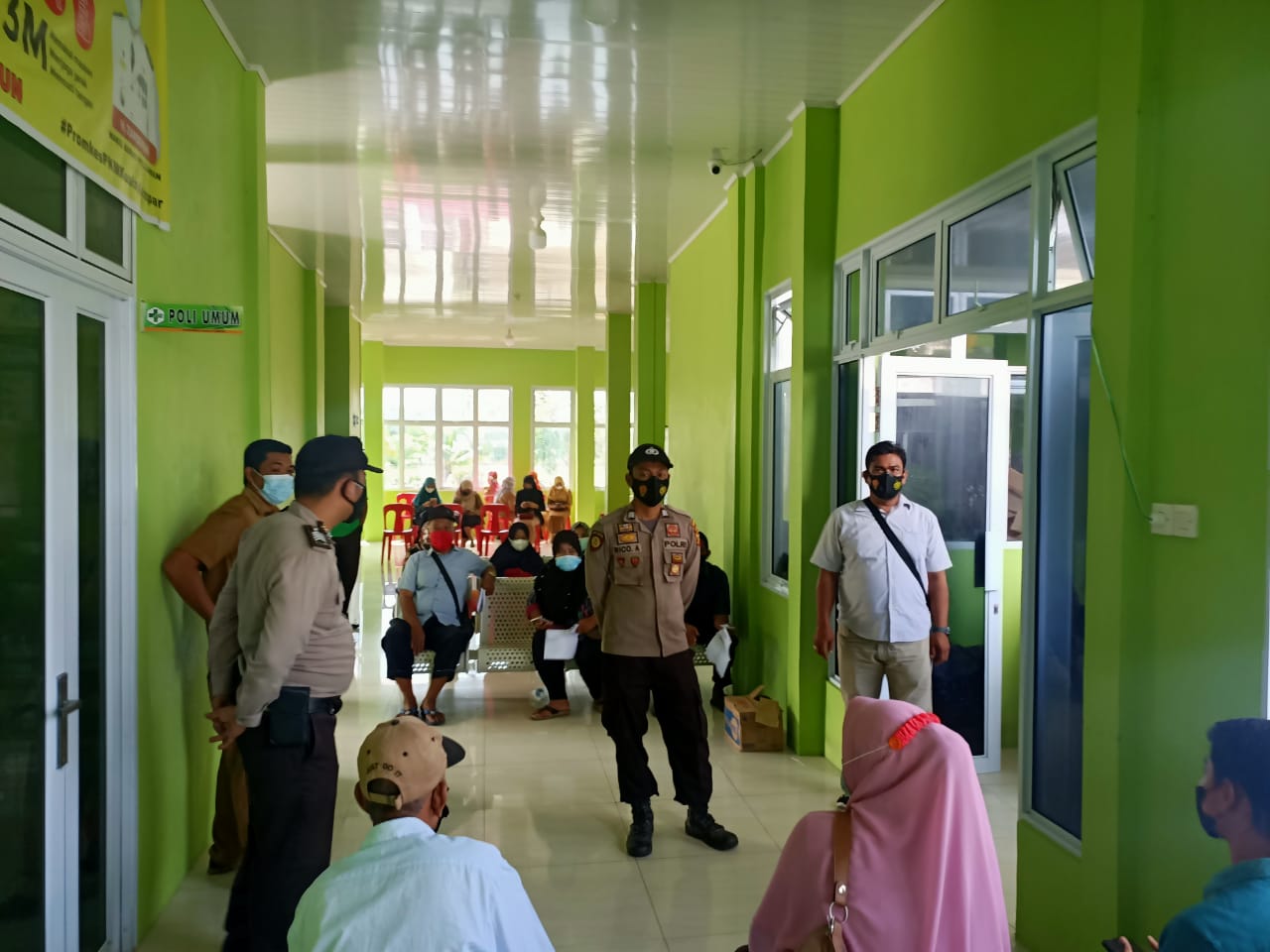 Personel Polisi Kawal Vaksinasi Dosis II di Puskesmas Kuala Kampar