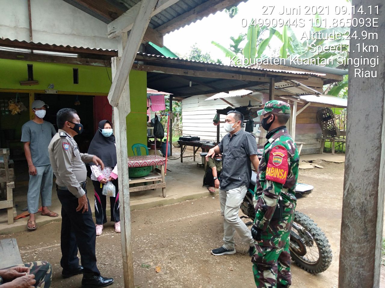 Babinsa Koramil 06/Cerenti Dan Bhabinkamtibmas Dampingi Nakes Salurkan Obat Untuk Pasien Isolasi Mandiri Covid-19