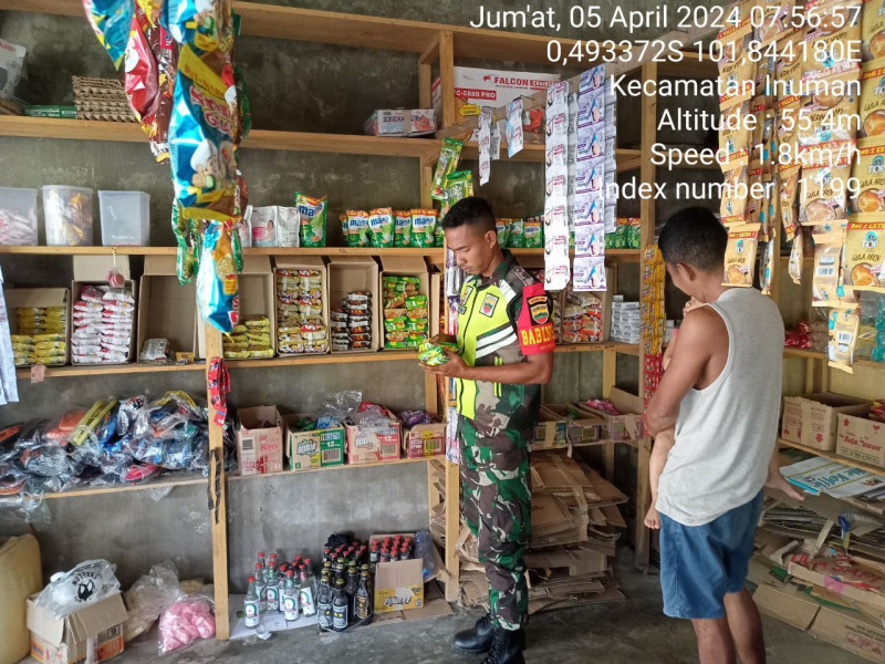 Babinsa Koramil 06/Cerenti Kodim 0302/Inhu Pastikan Harga Sembako Stabil Di Bedeng Sikuran 