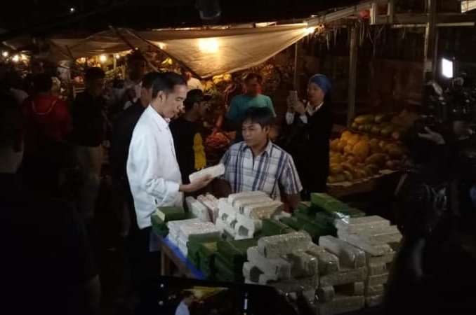 Beli Tempe Saat Blusukan di Pasar Bogor, Jokowi: Lihat Sendiri Ya, Tebel