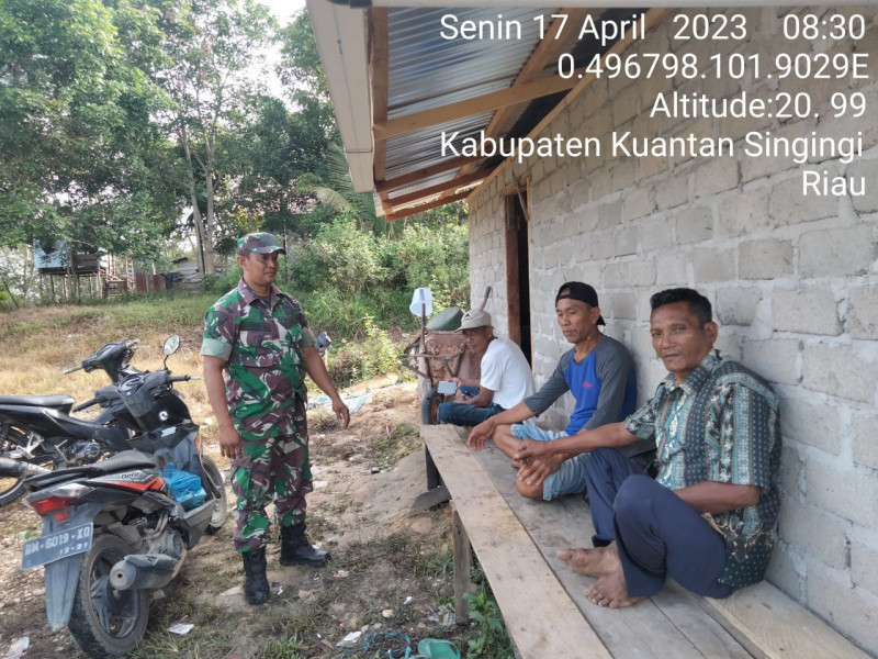 Babinsa Koramil 06/Cerenti Kodim 0302/Inhu Komsos Dengan Warga Binaan Memberikan Pengertian Tentang Pentingnya Menjaga Keamanan Lingkungan di Desa Pulau Jambu Kecamatan Cerenti