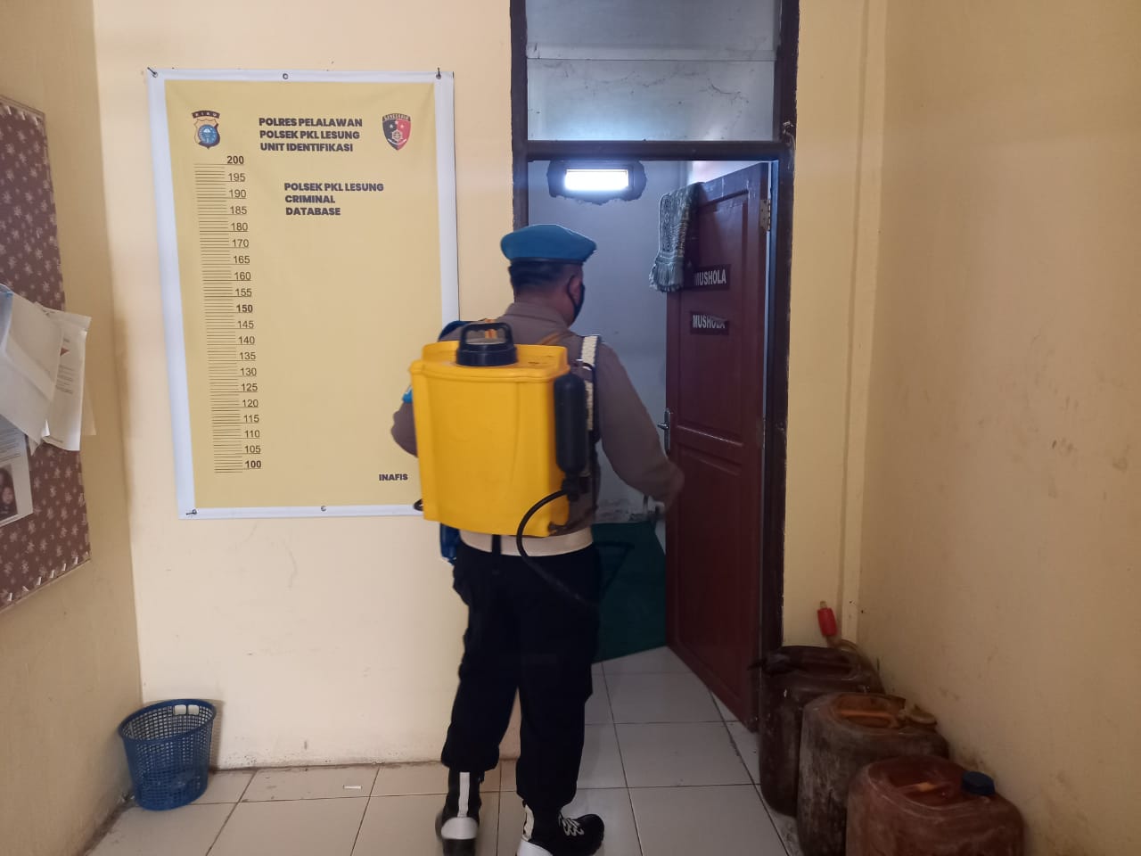 Cegah Covid -19, Polsek Pangkalan Lesung Rutin Semprot Mako dan Asrama Dengan Disinfektan