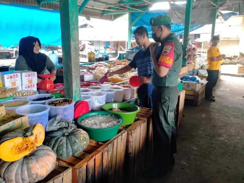 Babinsa Koramil 06/Cerenti Kodim 0302/Inhu Kopda M. Soleh Pantau Perkembangan Harga Kebutuhan Pokok Di Wilayah Kecamatan Cerenti