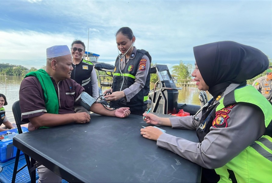 Dukung Program JALUR, Polda Riau Layani Kesehatan Nelayan dan Warga Pesisir Sungai Siak