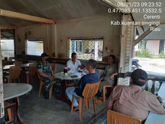 Babinsa Koramil 06/Cerenti Kodim 0302/Inhu Komsos Dengan Warga Binaan Memberikan Pengertian Tentang Keamanan