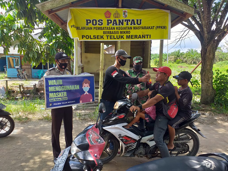 Polsek Teluk Meranti Bersama TNI Lakukan Pendisiplinan Prokes Melalui Operasi Yustisi