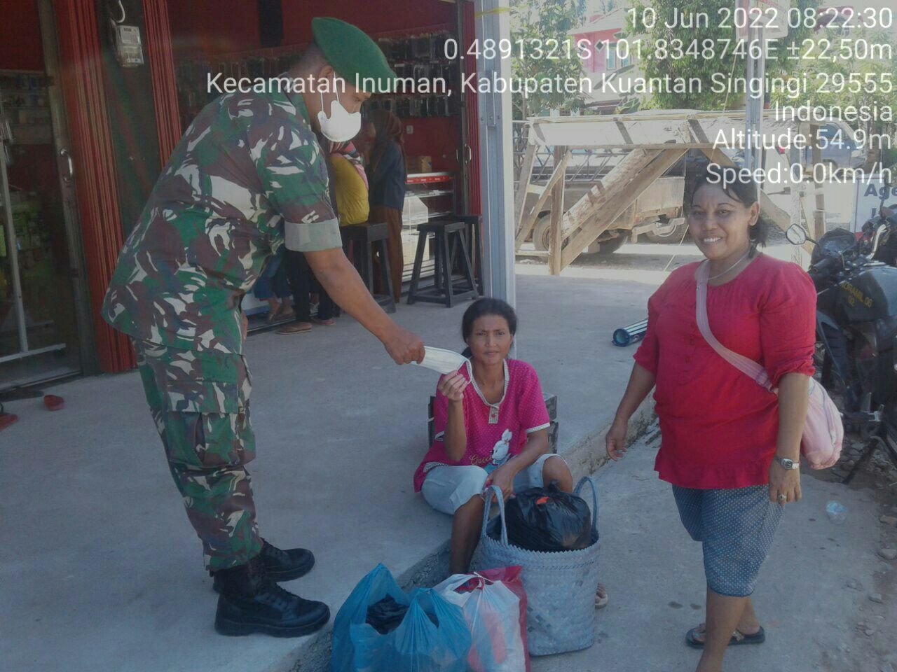 Serda Dumen Siregar Babinsa Koramil 06/Cerenti Kodim 0302/Inhu Upaya Disiplinkan Warga  Dan Pentingnya Prokes Babinsa Bagikan Masker Gratis di Wilayah Binaannya