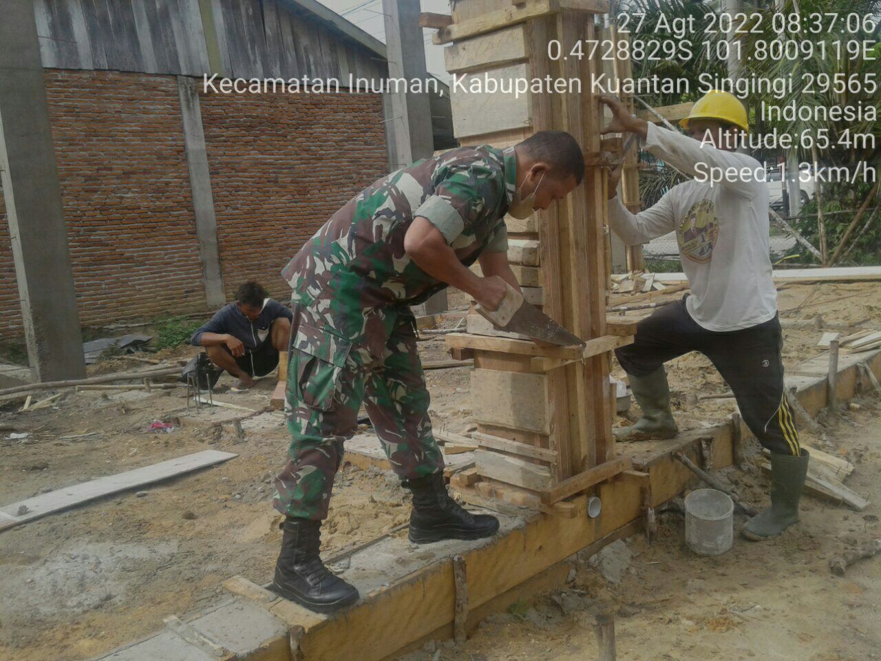 Anggota Koramil 06/Cerenti Kodim 0302/Inhu Dukung Usaha Kecil Masyarakat Babinsa Koramil 06/Cerenti Bantu Pembuatan Warung Milik Warga Desa Ketaping Jaya Kecamatan Inuman