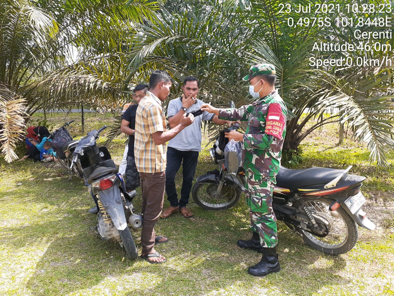 Babinsa Koramil 06/Cerenti Kodim 0302/Inhu  Bagikan Masker Upaya Meminimalisir Penyebaran Covid-19 Kepada Warga Desa Kampung Baru Kecamatan Cerenti Kabupaten Kuansing