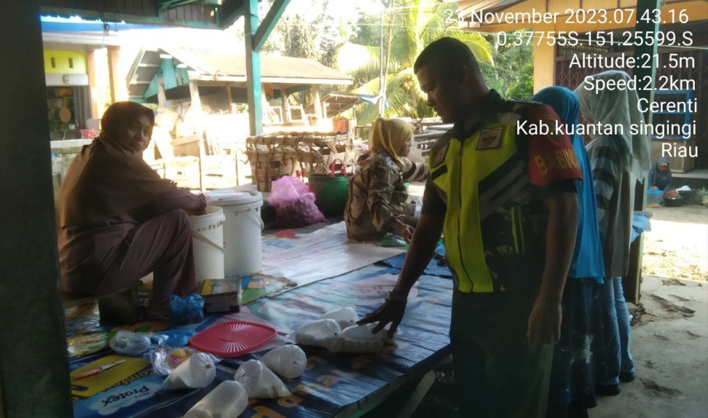 Serda Dumen Siregar Anggota Babinsa Koramil 06/Cerenti Kodim 0302/Inhu Pantau Perkembangan Harga Kebutuhan Pokok Di Wilayah Kecamatan Cerenti Pasar Maupun Toko-toko Sembako