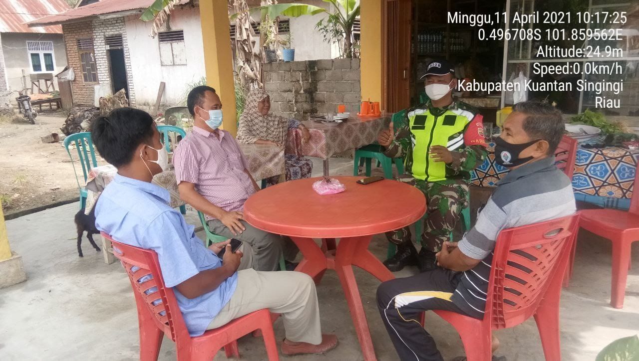 Komunikasi Sosial Bersama Babinsa Koramil 06/ Cerenti Kodim 0302/ Inhu Himbau Pelaksanaan Prokes Covid-19