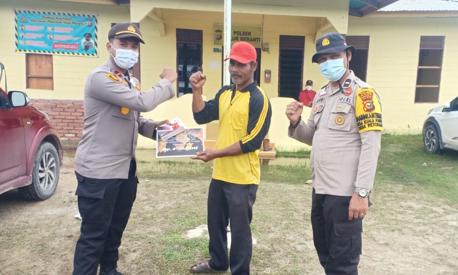 Kapolsek Teluk Meranti Berikan Reward kepada MPA Desa Pulau Muda