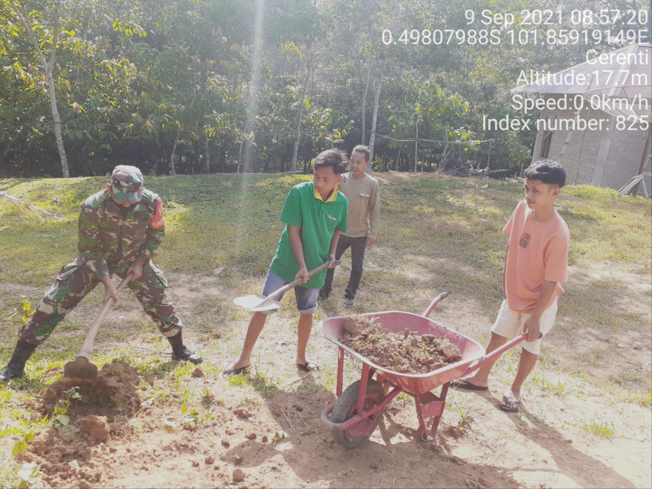 Babinsa Koramil 06/Cerenti Dim 0302/ Inhu Gontong Royong Membantu Menimbun Pondasi Rumah di Desa Pulau Sipan