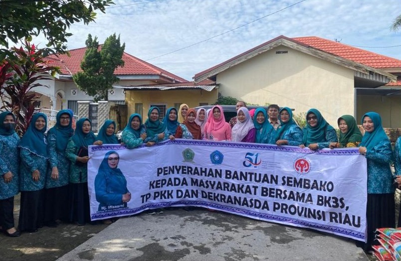 Berbagi Sembako di Kelurahan Tobekgodang, Camat Indah Dampingi Ibu Gubernur Misnarni Syamsuar