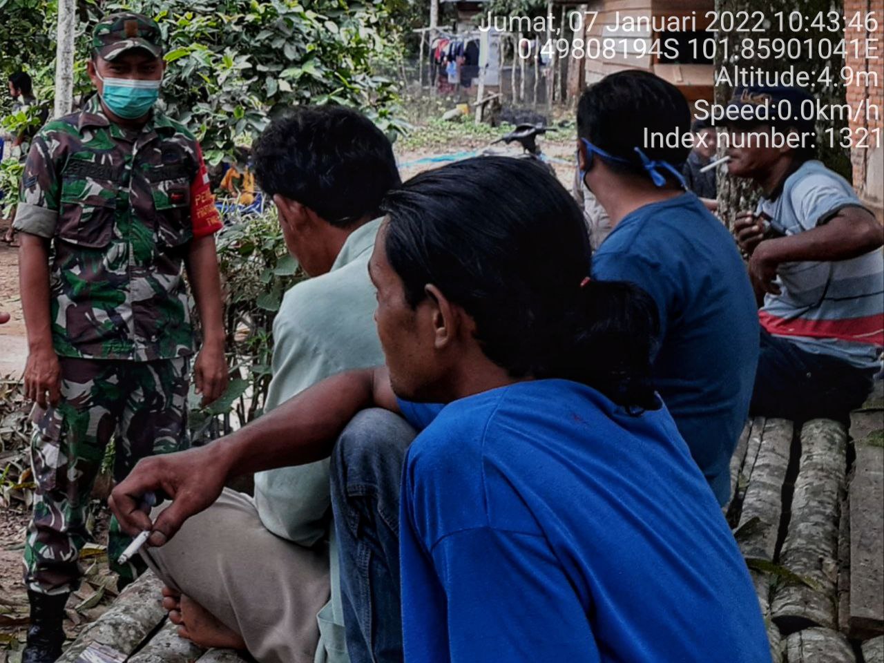 Babinsa Koramil 06/Cerenti  Dim 0302/Inhu Komsos Dengan Warga Desa Pulau Busuk Jaya Kecamatan Inuman Kabupaten Kuansing