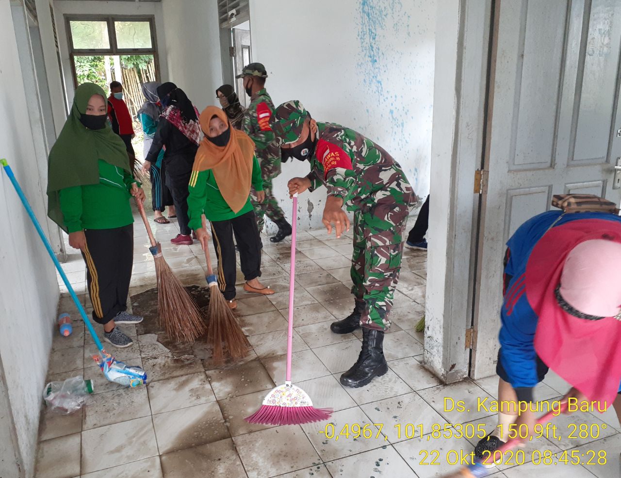 Bersama Warga Binaan, Babinsa Koramil 06/Cerenti Dim 0302/Inhu Gotong Royong Dalam Rangka   Penyiapan Rumah Isolasi Mandiri 