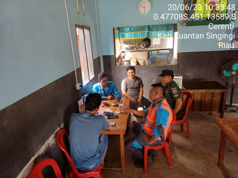 Sertu Efison Anggota Koramil 06/Cerenti  Komsos Dengan Masyarakat Memberikan Pengertian Tentang Pentingnya Menjaga Keamanan