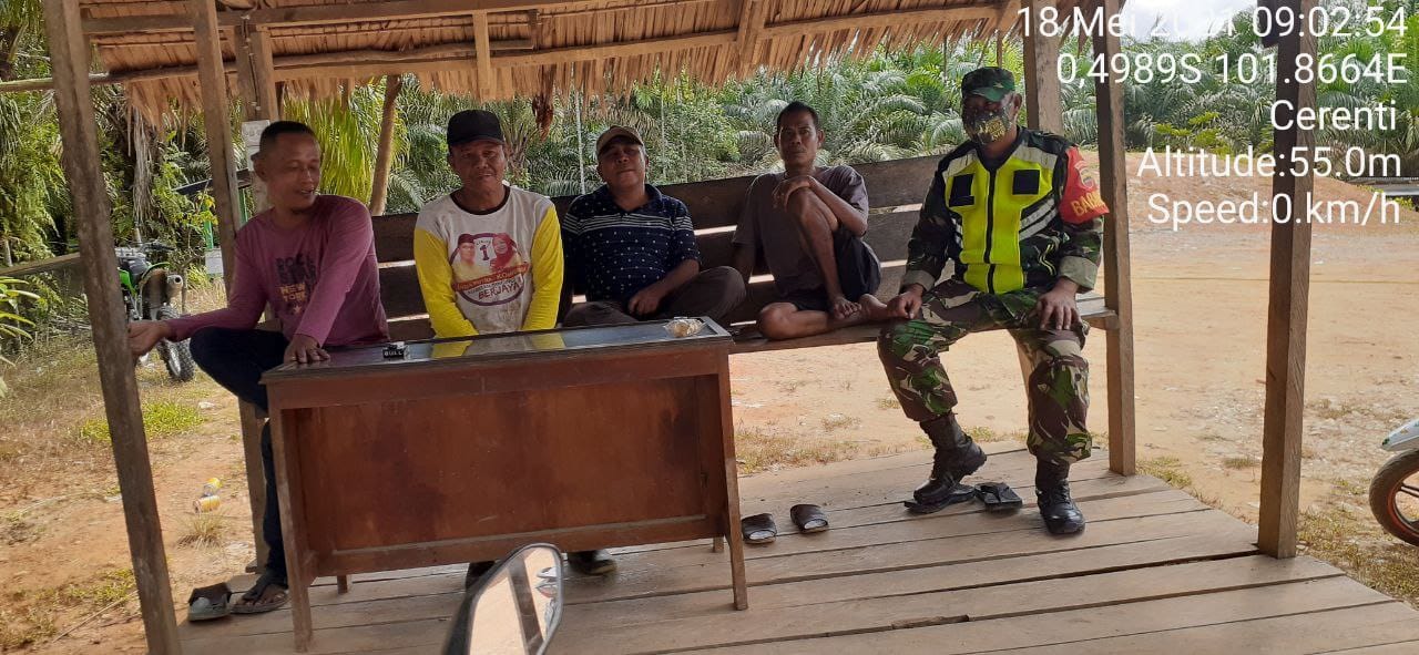 Babinsa Koramil 06/Cerenti Melaksanakan Komsos Sekaligus Memberikan Himbauan Kepada Warga Agar Tetap Mematuhi Protokol Kesehatan di Desa Kampung Baru