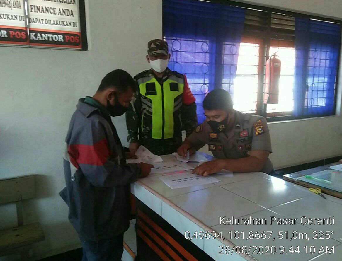 Babinsa Koramil 06/Cerenti Ikut Pengamanan Pemantauan Bantuan Sosial Tunai (BST) 