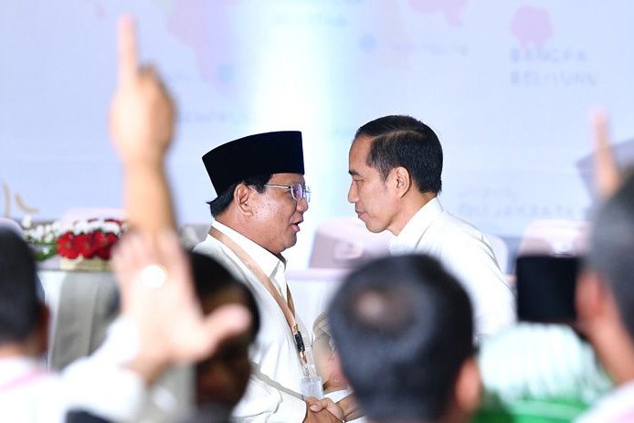 Hadapi Fitnah dan Hoax, Jokowi Diminta Belajar ke Prabowo, Netizen: Belajar Dipecat?
