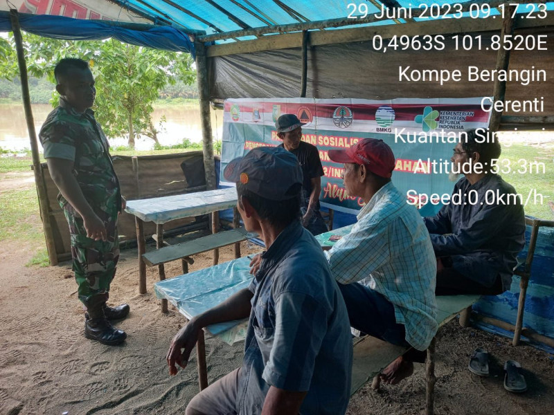 Babinsa Koramil 06/Cerenti Kodim 0302/Inhu Kopda Irwan Laksanakan Sosialiasi Bahaya Karhutla Kepada Warga Masyarakat