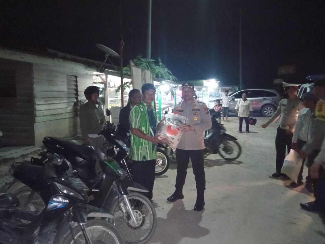 Tukang Ojek di Desa Semunai Terima Bantuan Sembako dari Polsek Pinggir