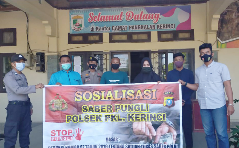 Personel Polsek Pangkalan Kerinci Laksanakan Sosialisasi Saber Pungli Kepada Petugas Parkir