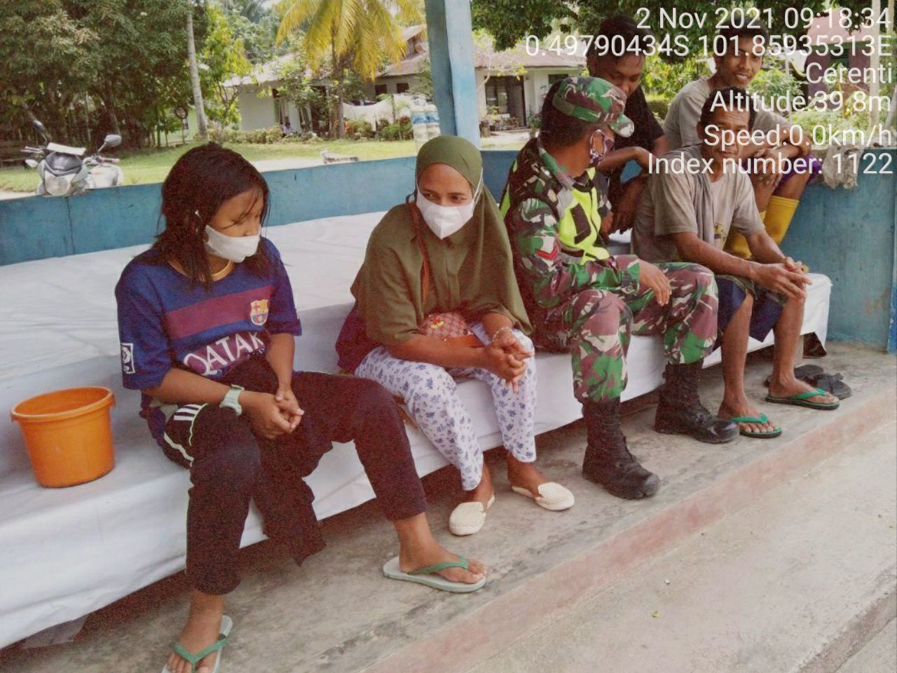 Babinsa Koramil 06/Cerenti  Dim 0302/Inhu Komsos Dengan Warga Desa Kampung Baru Timur