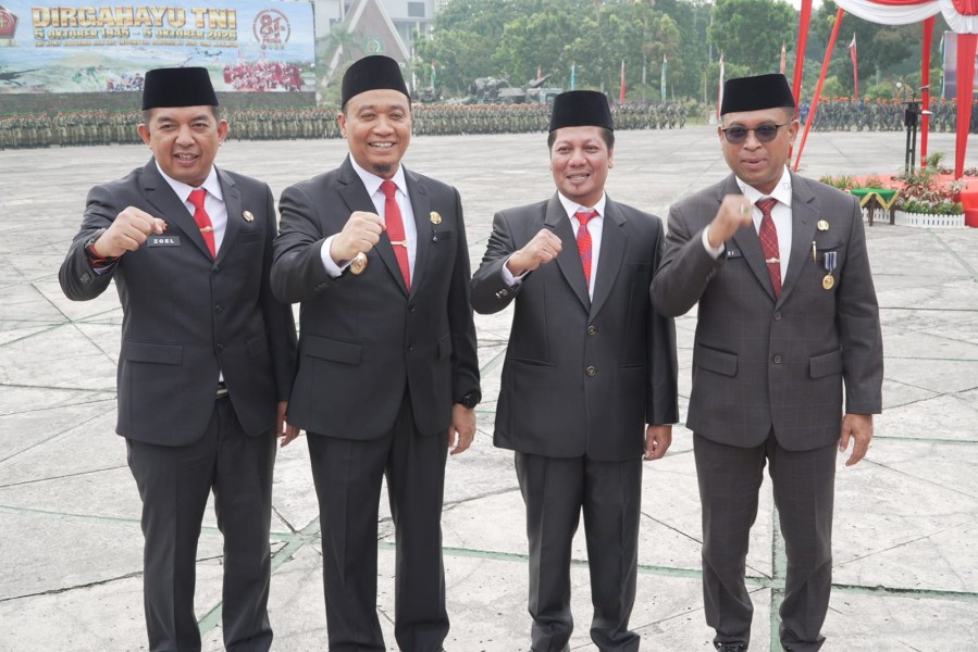 HUT TNI ke-81, PLT Bupati H. Muklisin Hadiri Upacara di Kantor Gubernur Riau