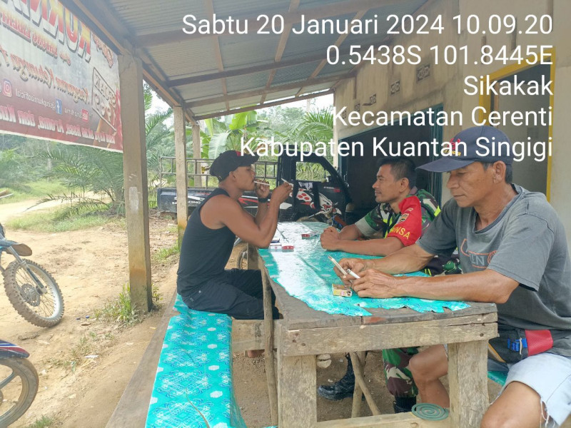 Anggota Koramil 06/Cerenti  Kodim 0302/Inhu Serda Jama Anur Komsos Dengan Masyarakat Desa Sikakak Kecamatan Cerenti