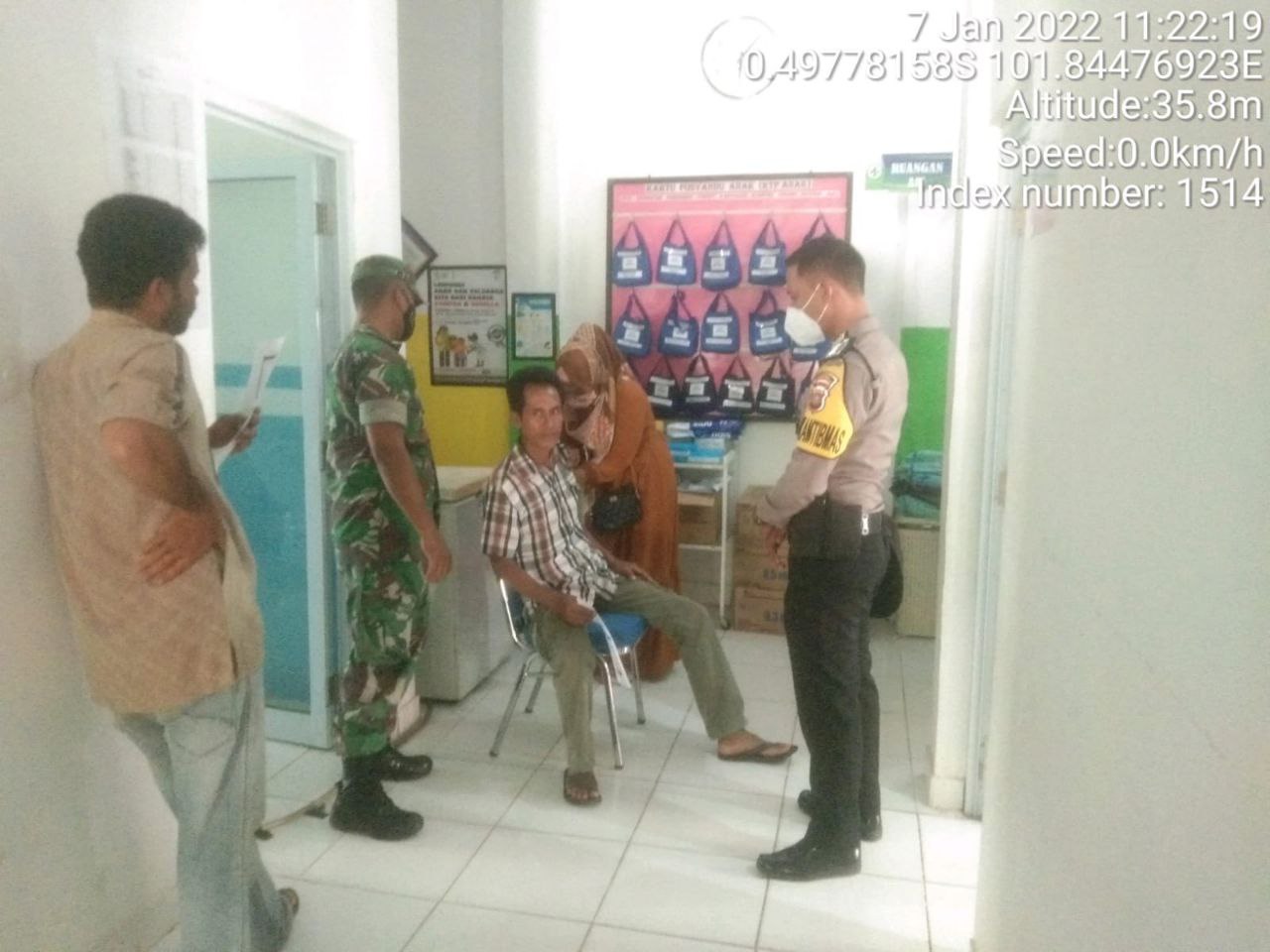 Kopda Junedi Babinsa Koramil 06/Cerenti Kodim 0302/Inhu Pantau Dan Dampingi Pelaksanaan Vaksin Covid-19 Anak SMP dan Masyarakat Cerenti