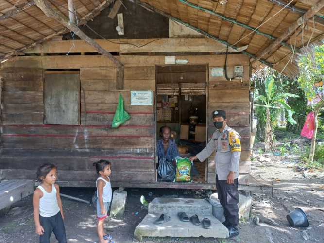 Personel Polsek Siak Kecil Bantu Warga Kurang Mampu di Desa Tanjung Datuk