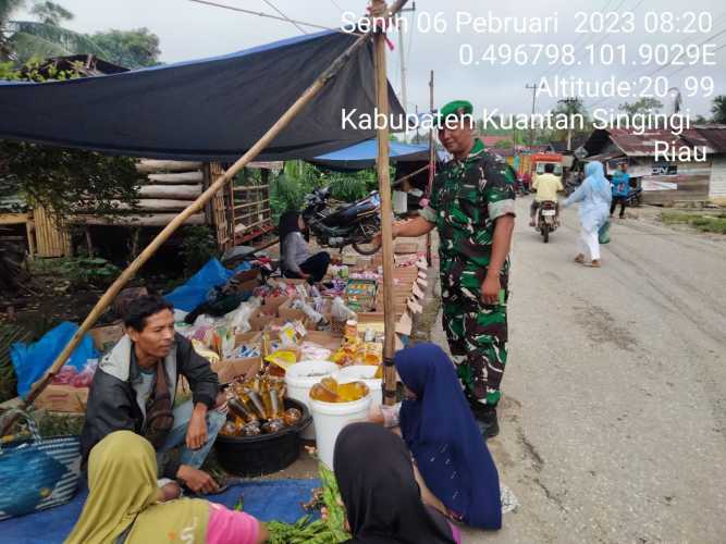 Babinsa Koramil 06/Cerenti Kodim 0302/Inhu di Desa Kampung Baru Koto Pantau Perkembangan Harga Kebutuhan Pokok Di Wilayah Kecamatan-kecamatan Inuman