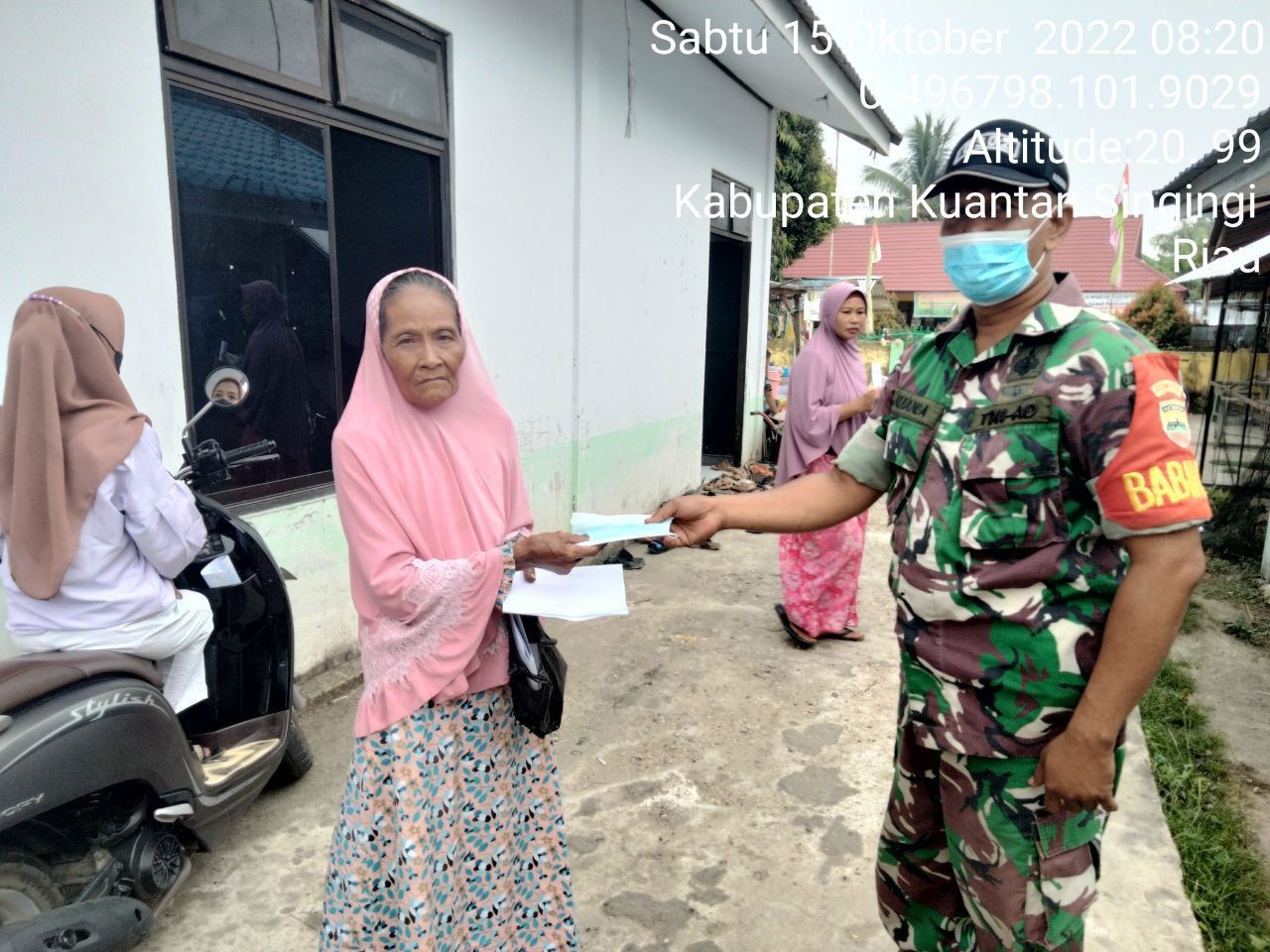 Covid-19 Belum Berakhir Babinsa Koramil 06/Cerenti Kodim 0302/Inhu Bagikan Masker Di Desa Binaan