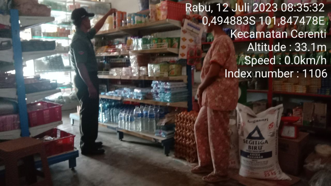 Kopda Junedi Babinsa Koramil 06/Cerenti Kodim 0302/Inhu di Kampung Baru Timur Cek Harga Sembako Di Warung