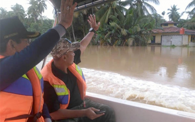 Lambaian Tangan Bupati Kuansing Saat Tinjau Banjir Malah Bikin Warga Sedih