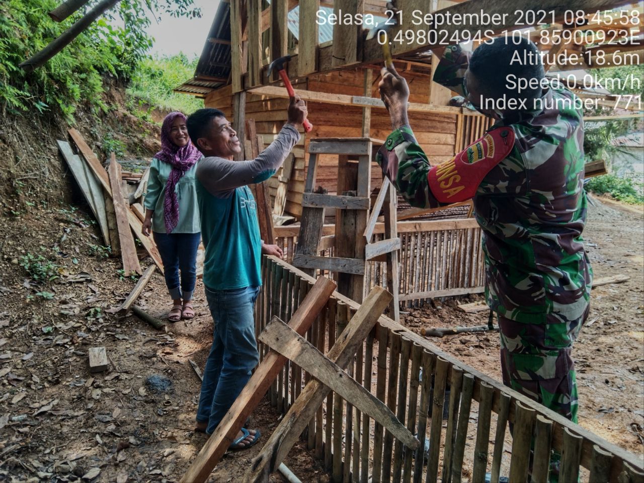 Babinsa Koramil 06/Cerenti Kodim 0302/Inhu Bantu Warga  Binaan Membangun Kedai Kopi