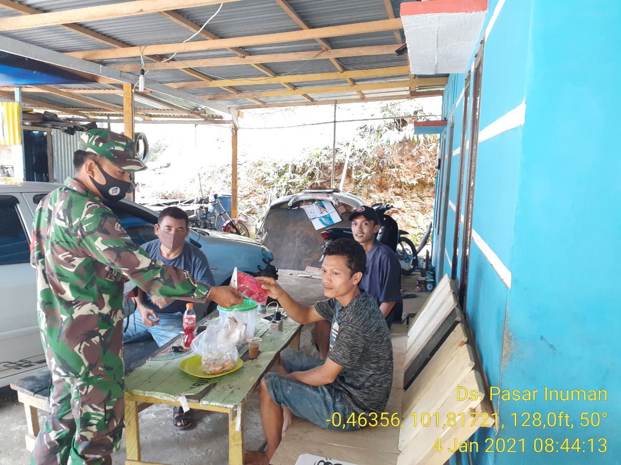 Babinsa Koramil 06/Cerenti Dim 0302/Inhu Bagikan Masker Untuk Masyarakat