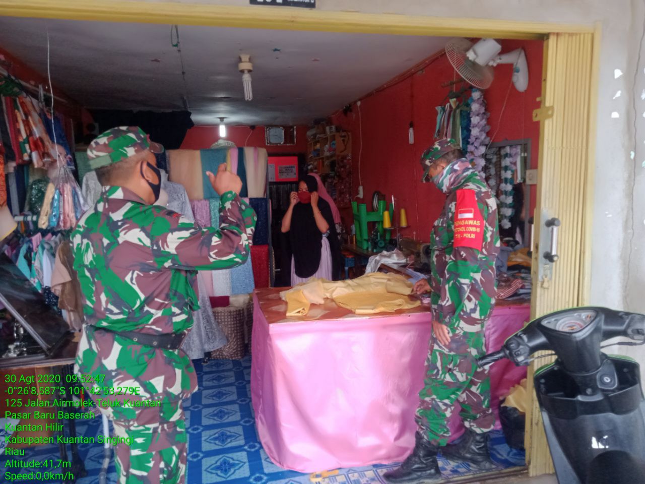 Serma Edy Sastra Anggota Koramil 07/Kuantan Hilir Dim 0302/Inhu Sosialisasi Menggunakan Masker Jika Keluar Rumah