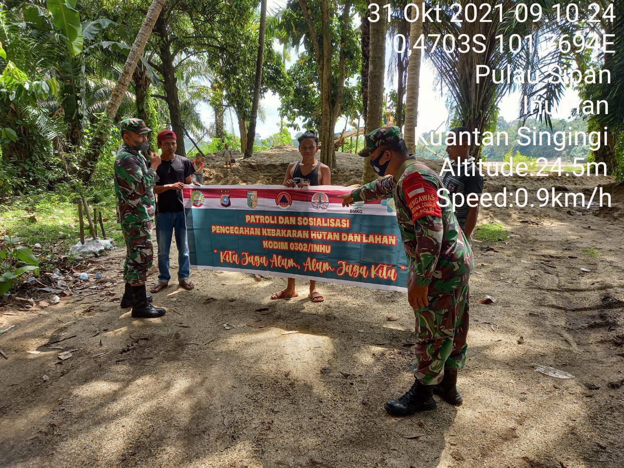 Kopda Irwan Babinsa Koramil 06/ Cerenti Kodim/ 0302 Inhu Patroli Dan Sosialisasi Cegah Karhutla Di Desa Pulau Sipan