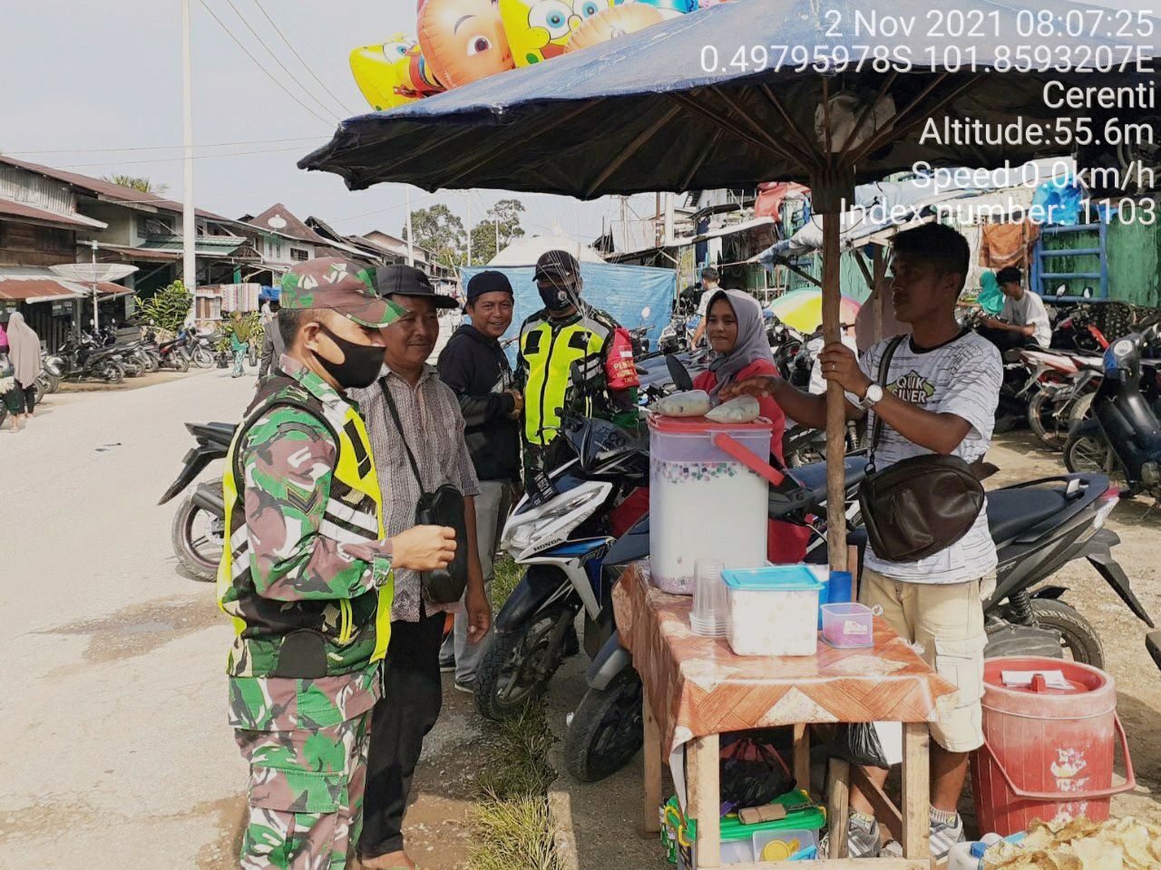 Babinsa Koramil 06/Cerenti Dim 0302/Inhu  Berikan Sosialisasi Serta Himbauan Kepada Warga Agar Patuhi Prokes Covid-19 di Desa Teluk Pauh Kecamatan Cerenti