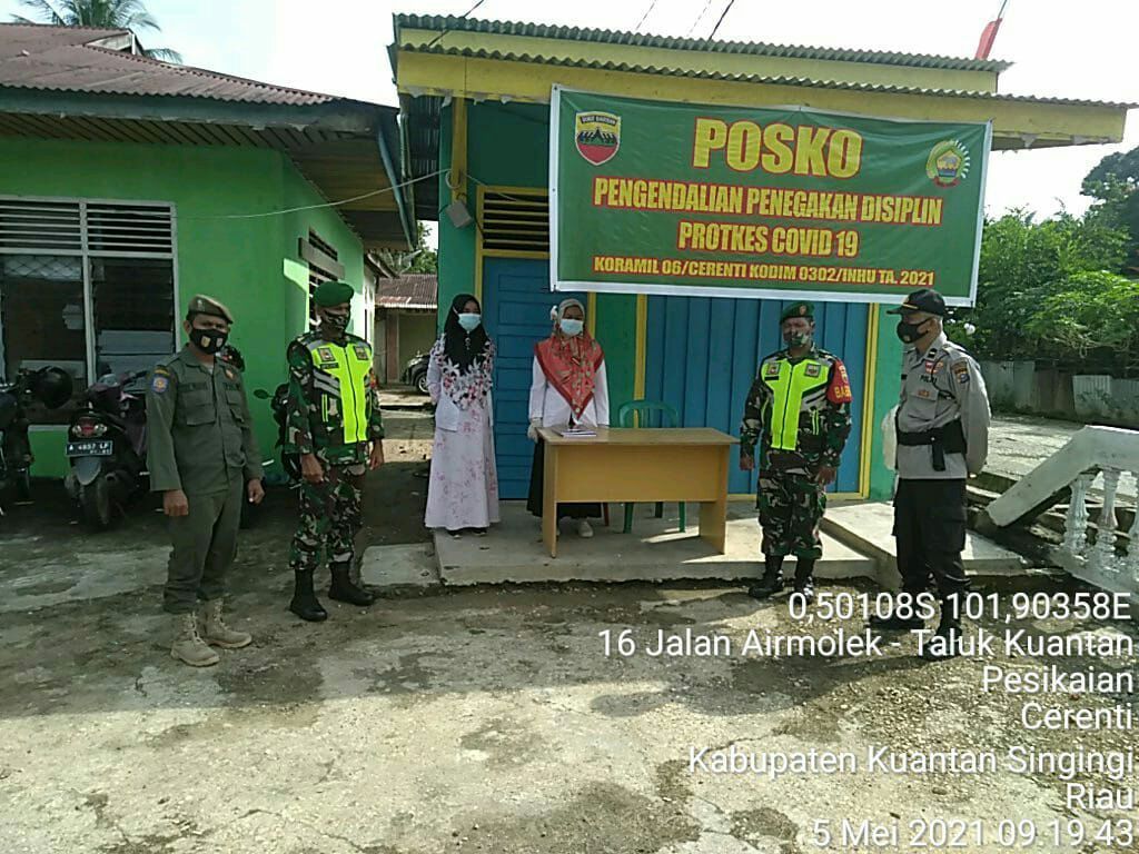 Serda Dumen Siregar Babinsa Koramil 06/Cerenti Kodim 0302/ Inhu Melaksanakan Pos Penyekatan Lintas Darat