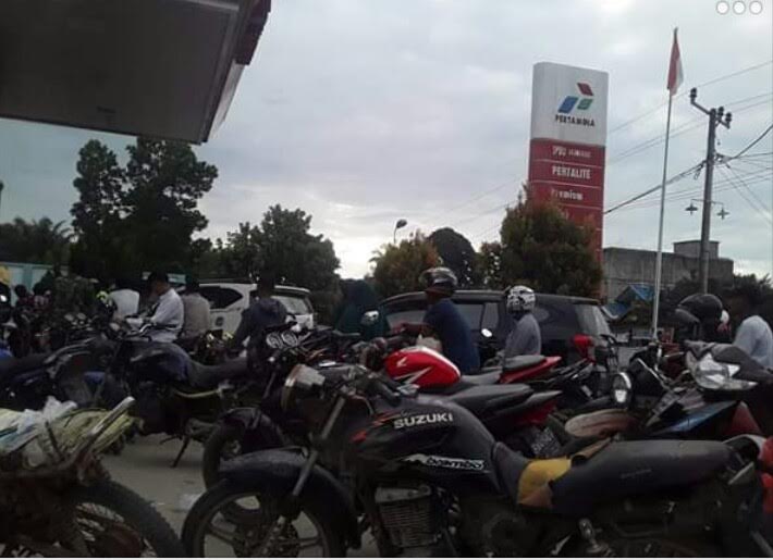 Kurangnya Pasokan Premium Picu Antrean Panjang di Sejumlah SPBU di Rohul