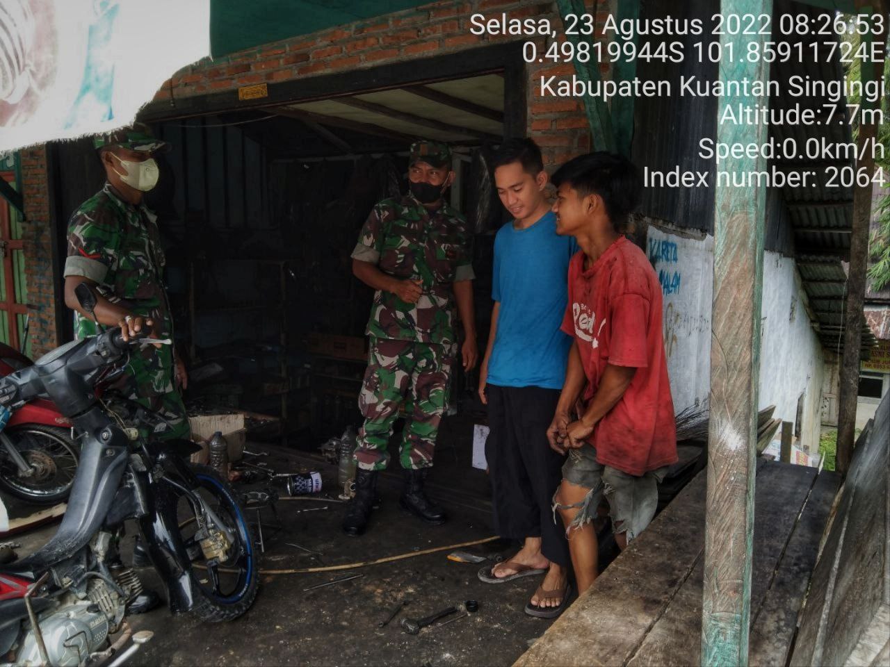 Setiap Hari Anggota Babinsa Koramil 06/Cerenti Kodim 0302/Inhu Berikan Sosialisasi Serta Himbauan Kepada Warga Agar Patuhi Prokes Covid-19